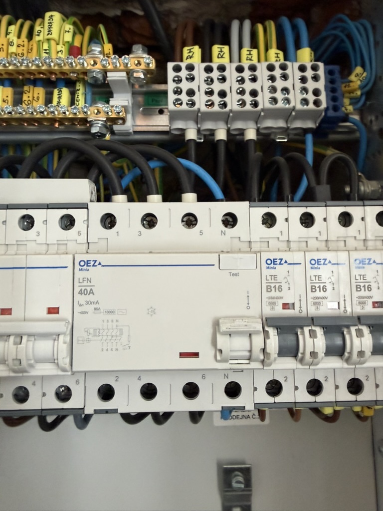 Detail zapojení proudového chrániče a jističů v rozvaděči