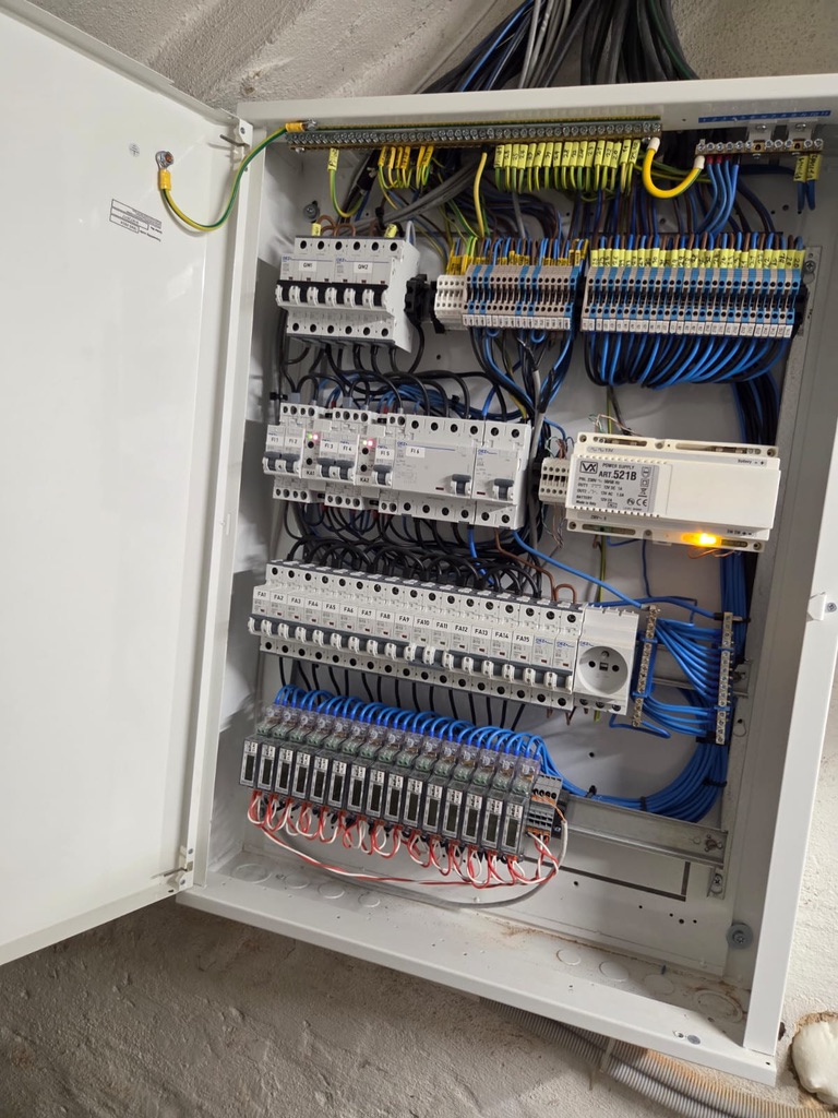 Domovní nebo provozní rozvaděč s popsanými obvody