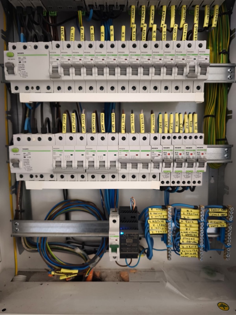 Modulový rozvaděč s jističi a svorkovnicemi
