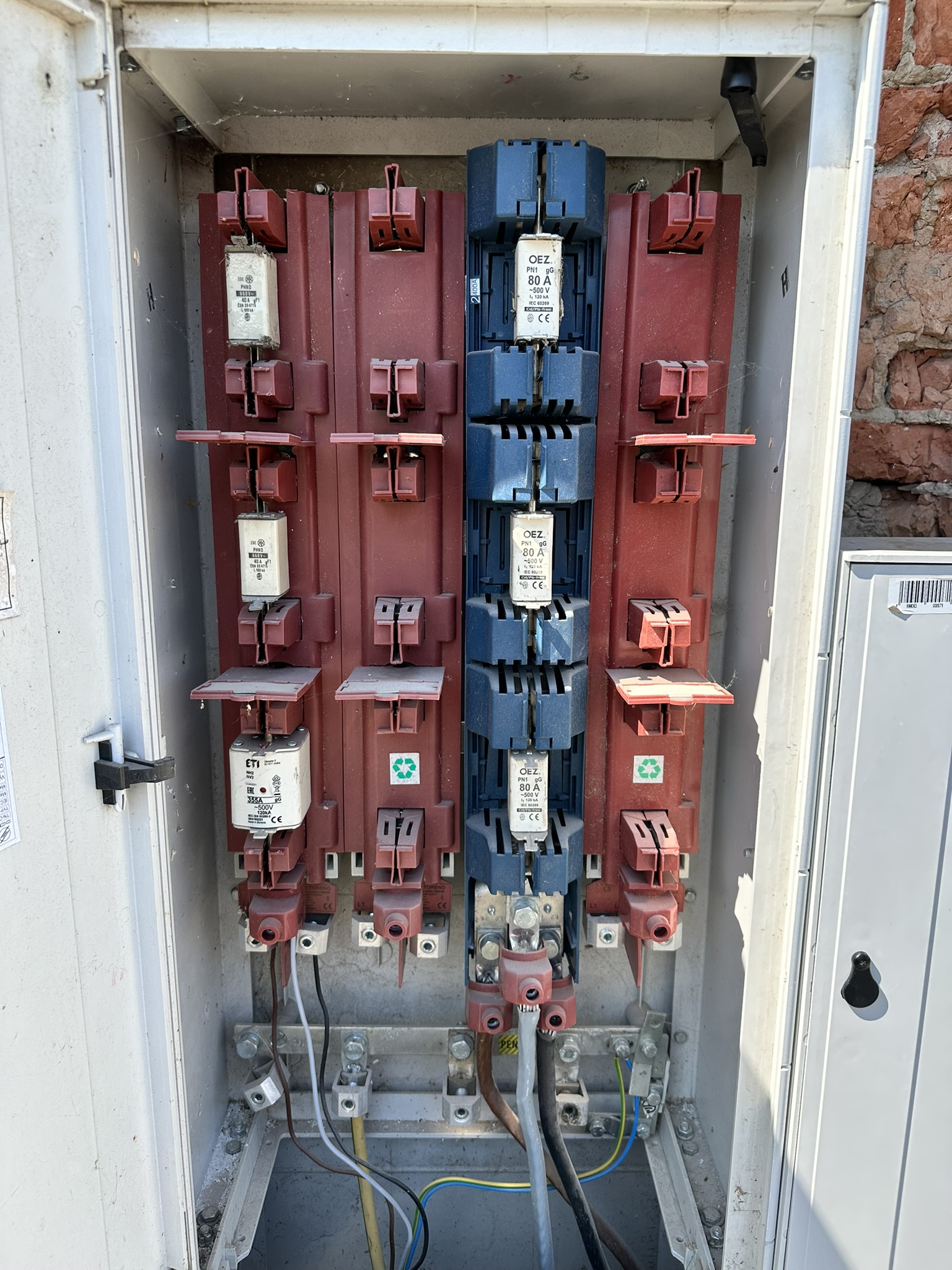 Přípojková nebo pojistková skříň s pojistkami