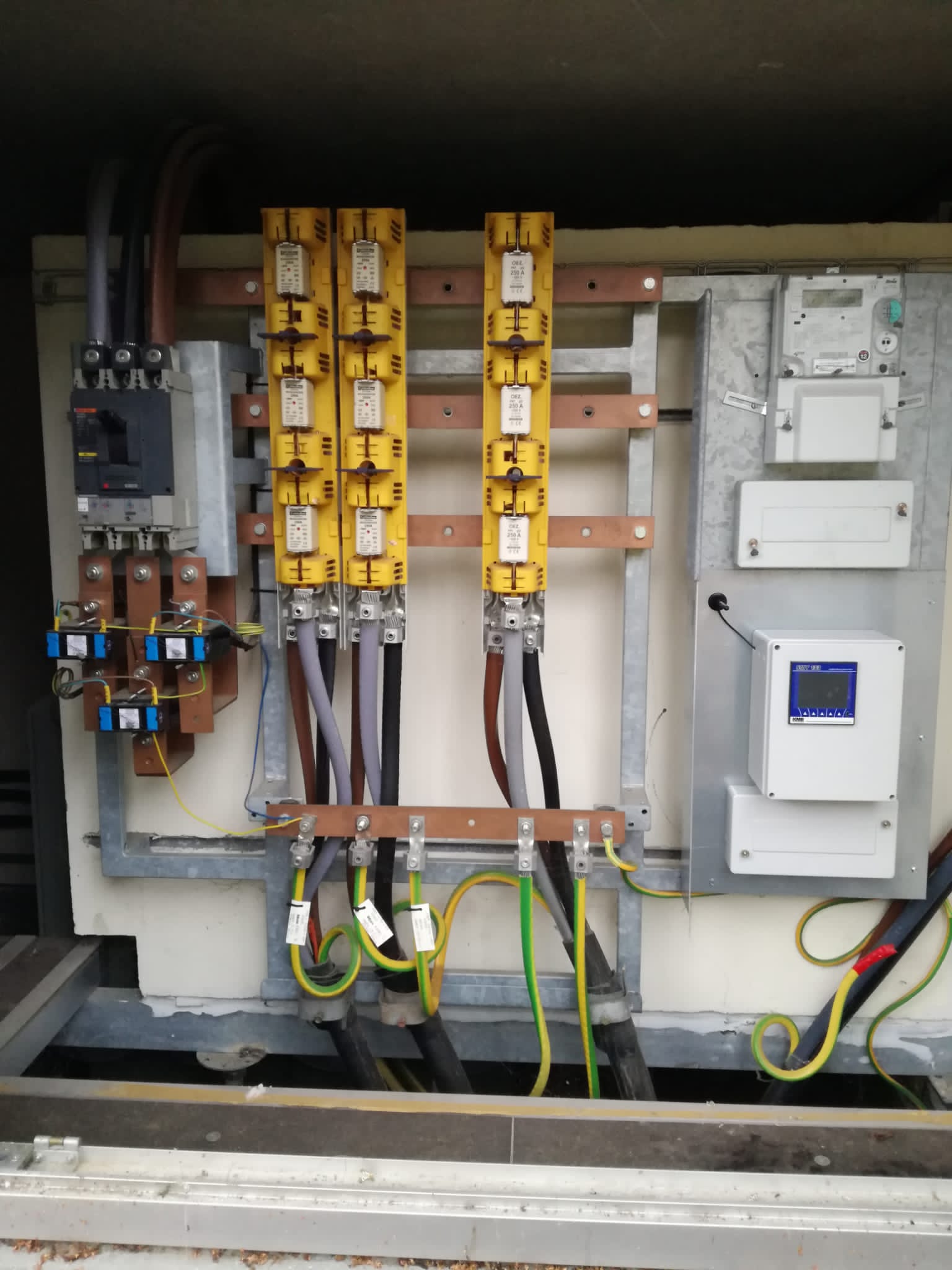 Hlavní jištění a rozvod v rozvaděči